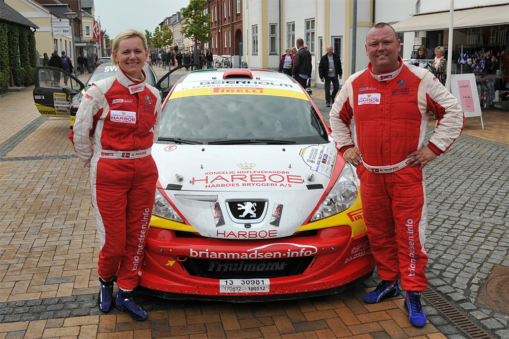 Brian Madsen og Anja Posorski kørte deres Peugeot 207 Super 2000 ind på hovedgaden i Juelsminde til en placering som nummer tre. Og tre timer senere var de udelukket fra løbet
(Foto: Michael Eisenberg)